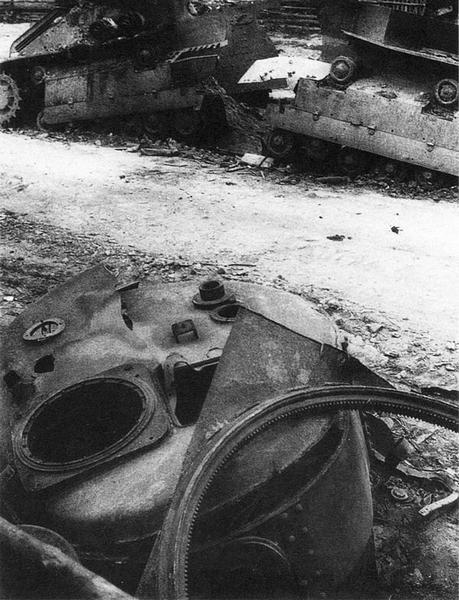 Тот же Т-28, что и на предыдущем фото — сила взрыва была такова, что треснула крыша башни (АСКМ).