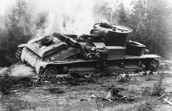 Экранированный Т-28 с перебитой правой гусеницей. Судя по всему, после этого танк был подожжён своим экипажем. Июль 1941 года (РГАКФД).