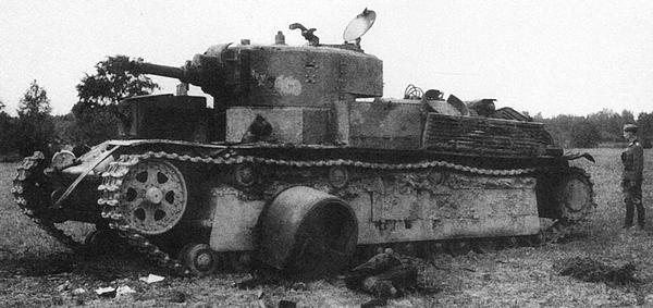 Подбитый Т-28 выпуска начала 1939 года с пушкой Л-10. Юго-Западный фронт, июль 1941 года. Немецкий снаряд разбил будку механика-водителя и снёс левую пулемётную башню (АСКМ).