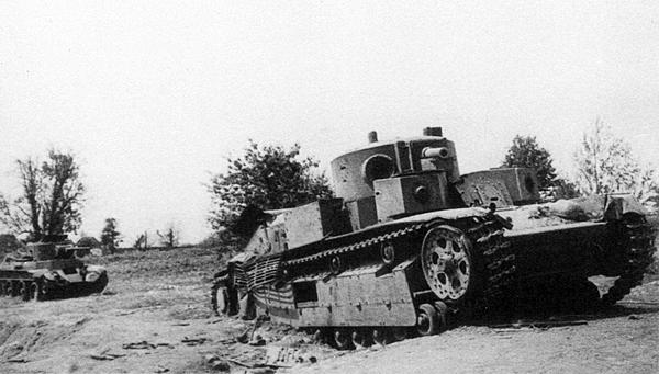 Танки Т-28 и БТ-7 5-й танковой дивизии, брошенные экипажами. Район Алитуса, 24 июня 1941 года. Судя по всему, у Т-28 перебило правую гусеницу. Скорее всего эта машина выпуска 1938 года с решёткой для укладки брезента на правом борту (АСКМ).