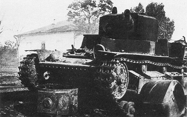 Подбитый немецкой артиллерией Т-28 из состава 10-й танковой дивизии 15-го механизированного корпуса. Юго-Западный фронт, июль 1941 года (АСКМ).