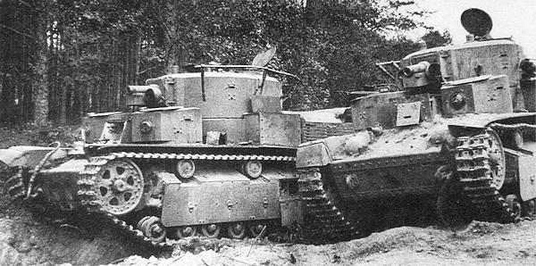 Танки Т-28 из состава 5-й танковой дивизии 3-го механизированного корпуса, вышедшие из строя по техническим неисправностям и подорванные своими экипажами. Район Алитуса, июнь 1941 года. (АСКМ).