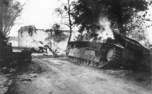 Уничтоженные авиацией танки Т-28 15-го механизированного корпуса. Юго-Западный фронт, июнь 1941 года (РГАКФД).