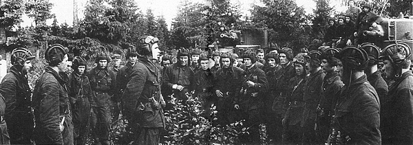 Старший политрук Ёлкин (в центре) знакомит танкистов с положением дел на фронте. Июль 1941 года, предположительно 3-я танковая дивизия. На заднем плане два Т-28 — экранированный и обычный с пушкой Л-10 (АСКМ).