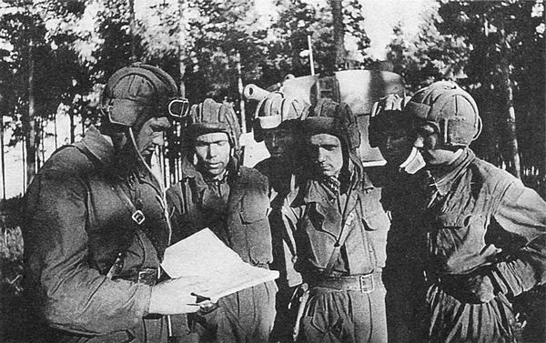 Экипаж танка Т-28 под командованием лейтенанта Кубарева (крайний слева) уточняет боевую задачу. Юго-Западный фронт, июль 1941 года (АСКМ).