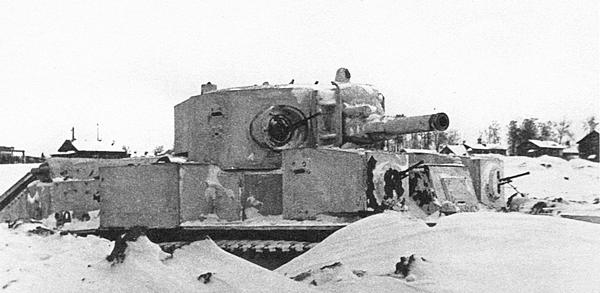 Экранированный танк Т-28 на боевой позиции. Ленинградский фронт, 42-я армия, 51-й отдельный танковый батальон, 9 декабря 1941 года (АСКМ).