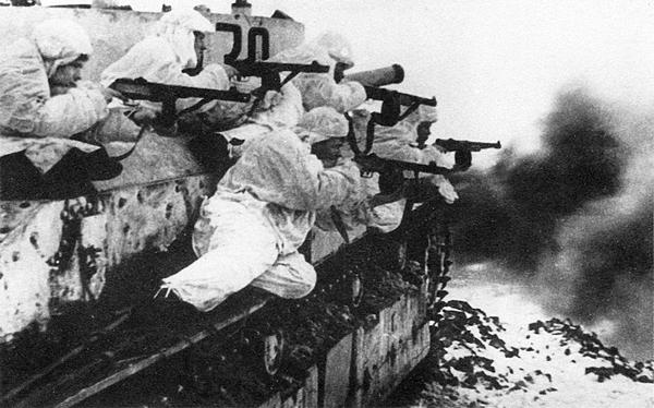 Отработка взаимодействия пехоты и танков — Т-28 с автоматчиками на броне. 42-я армия, 51-й отдельный танковый батальон, зима 1942 года. Машина имеет башенный номер 230 (АСКМ).