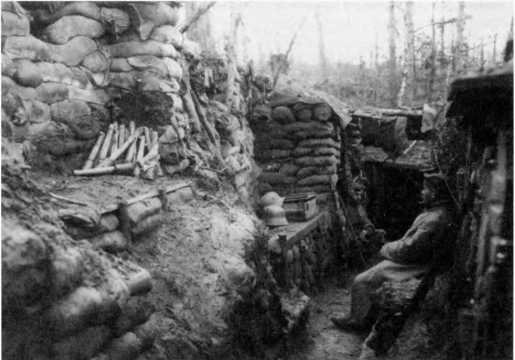 В германских окопах, 1918 г. Обратим внимание на готовый к применению запас ручных гранат Stielhandgranate, применявшихся, в том числе, и против танков.