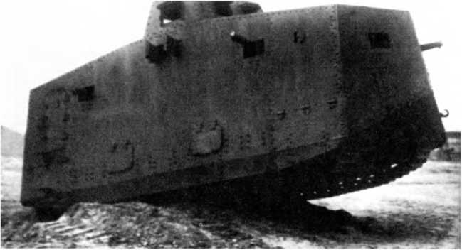 Испытания танка A7V на шасси № 501 в варианте «пулеметного». Обратим внимание на бронирование ходовой части, отсутствие защиты кожухов пулеметов и выводов выхлопных труб, открытые буксирные крюки.