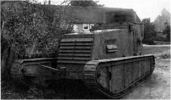Опытный легкий танк LK-I с использованием агрегатов грузового автомобиля «Даймлер», с вращающейся пулеметной башней, вид спереди-сбоку. Пулемет в башне не установлен.