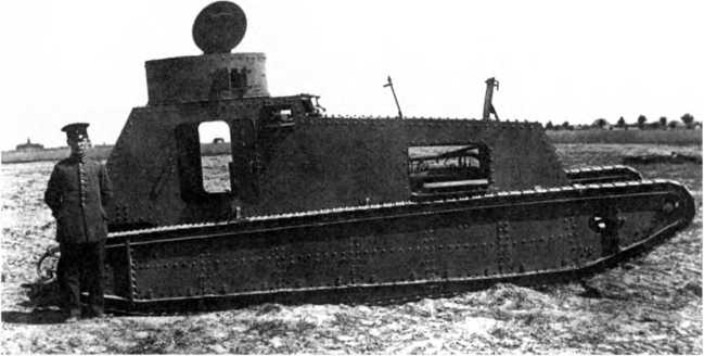 Опытный легкий танк LK-I, вид справа. Открыты двери рубки, люк башни и люки моторно-трансмиссионного отделения.