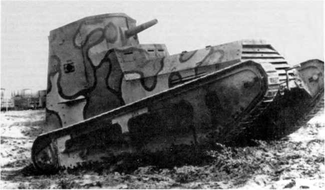 Опытный легкий танк LK-II с установкой 37-мм пушки в рубке на испытаниях. Танк снабжен деформирующей камуфляжной окраской. На заднем плане видны гусеничные транспортеры.