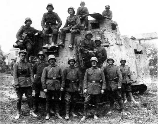 Экипаж танка A7V № 504 «Шнук» 2-го танкового «штурмового отделения». Танк — с корпусом «Крупп».