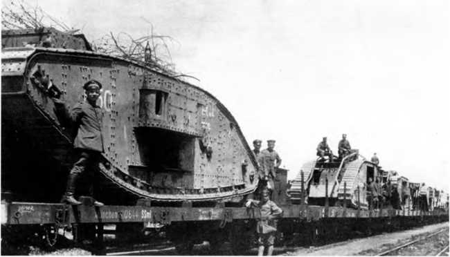 Перевозка по железной дороге «штурмового отделения» трофейных британских танков Mk IV. В составе отделения танки обоих типов — «самцы» и «самки».