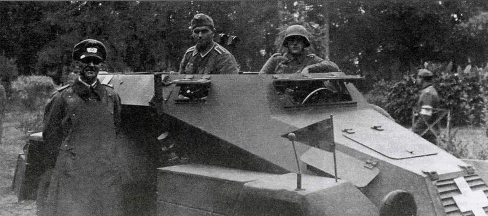 Штабной бронеавтомобиль Sd.Kfz.247Ausf.A. Польша, сентябрь 1939 года. Судя по треугольному флажку на правом крыле — это машина командира отдельного батальона