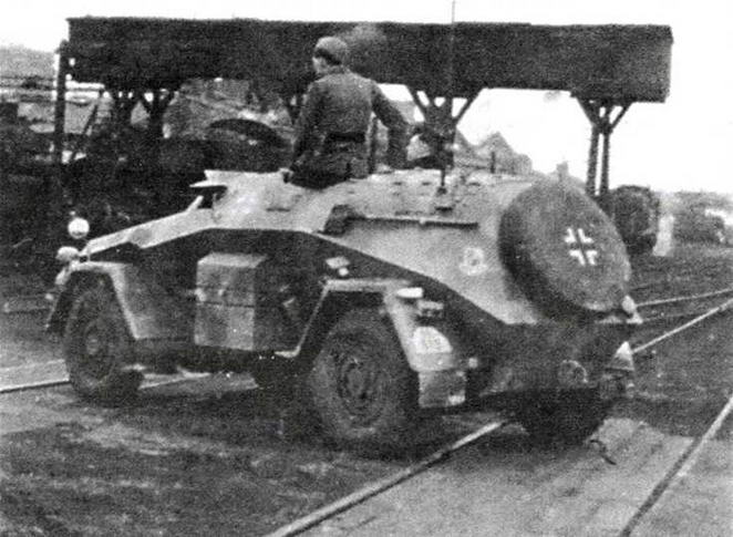 Штабной бронеавтомобиль Sd.Kfz.247 Ausf.B из состава 1-й танковой дивизии СС «Лейб-штандарт «Адольф Гитлер». Франция, 1944 год. Эмблема дивизии хорошо видна на кормовом листе корпуса, слева от запасного колеса