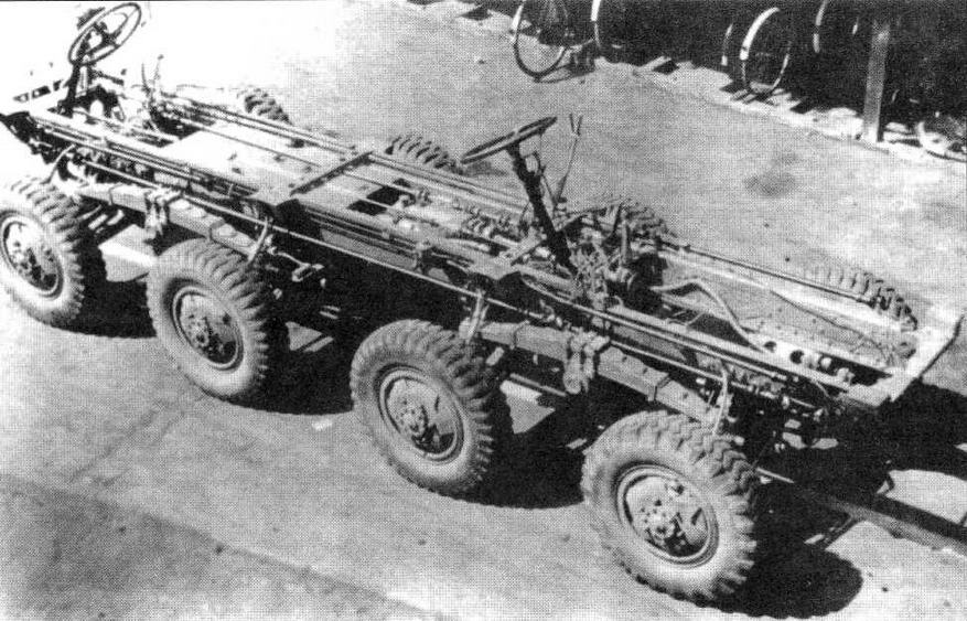Шасси GS бронеавтомобиля Sd.Kfz.231 (8-Rad). Хорошо видно расположение рулевых колонок переднего и заднего постов управления
