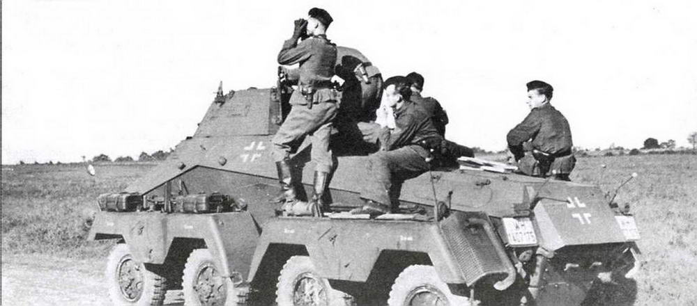 Разведчики ведут наблюдение с бронеавтомобиля Sd.Kfz.231 (8-Rad). Франция, 1942 год