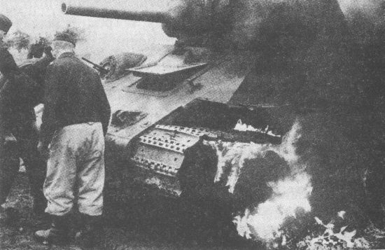 У этой «тридцатьчетвёрки» горят резиновые бандажи опорных катков. Восточный фронт, лето 1941 года