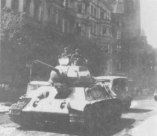 Танк Т-34 выпуска 1943 года на улице Берлина. Май 1945 года