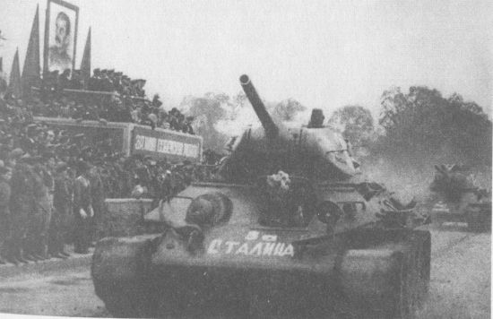 Танки Т-34 во время парада в честь победы над Японией. Ворошилов-Уссурийский (ныне Уссурийск), 16 сентября 1945 года