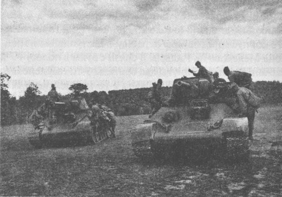 Танки 22-й танковой бригады перед атакой. Воронежский фронт, лето 1943 года