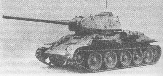 Т-34-85 завода «Красное Сормово». Промежуточная модель, сохранившая часть характерных деталей ранних сормовских машин: смещённый вперёд наружный топливный бак и рымы из прутка
