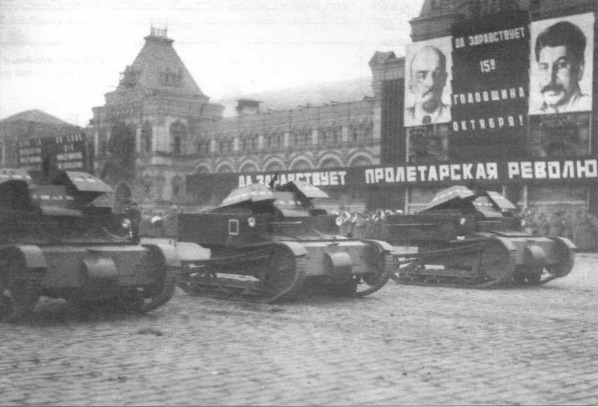 Танкетки Т-27 проходят по Красной площади. 7 ноября 1932 г.