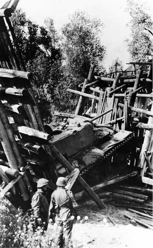 Танк КВ-1, провалившийся на мосту. Лето 1942 г ода. Деревянные мосты средней полосы СССР в большинстве своем не выдерживали не только массы КВ, но и средних Т-34 (РГАКФД).