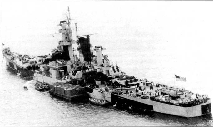 Крейсер «Аляска» на якорной стоячке, 1944 г. На корабле установлены РЛС SG и SK. Для управления огнем артиллерии главного калибра использовалась система Мк 34.