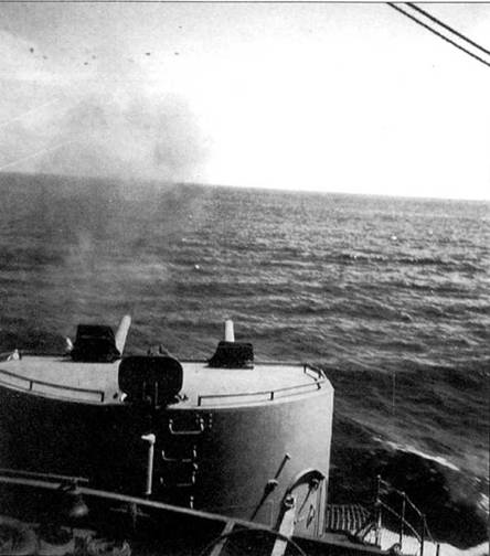 Двухорудийная 127-мм башня крейсера «Аляска» ведет огонь по учебным целям, 1945 г. Обратите внимание на гибкие чехлы, которыми в обычное время защищаются от морской воды амбразуры башни. Слева в кадре видны трассы снарядов, выпущенных 40-мм автоматами Бофорс.