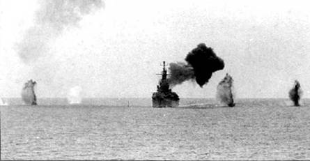 Вьетнамская <a href='https://arsenal-info.ru/b/book/664325961/8' target='_self'>береговая артиллерия</a> обстреливает крейсер «Септ-Пол», Тонкинский залив, август 1967 г. Крейсер оказывал огневую поддержку американским и южновьетнамским войскам в 1965–1970 г.г. 2 сентября 1965 г. в носовую часть корабля попал снаряд, выпущенный вьетнамской береговой артиллерией. Потерь среди экипажа не было.