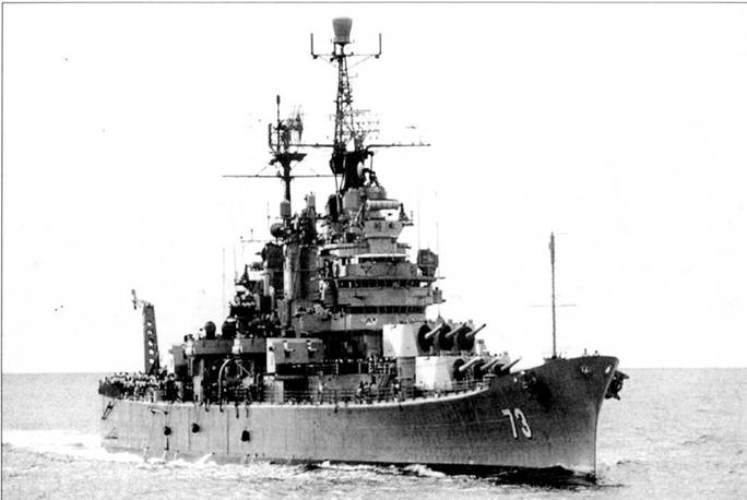 Крейсер «Сент-Пол» проходит по левому борту танкера «Навасота» (АО-106) на пути в Тонкинский залив, 1967 г. Обратите внимание на большое количество разнообразных антенн.
