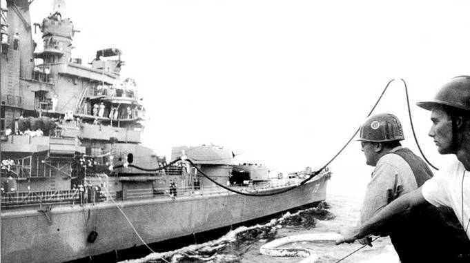 Моряки «Навасоты» выполняют операции по передачи топлива крейсеру «Сент-Пол», Тонкинский залив, 1967 г. Нефть перекачивается с танкера на крейсер по двум топливным магистралям. «Сент-Пол», также как другие крейсера типа «Орегон Сити», мог принять 2283 т нефти, что давило кораблю запас хода в 10 000 миль ни скорости 15 узлов.