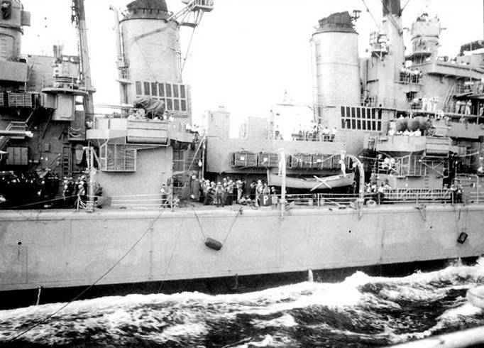 Моряки крейсера «Сент-Пол» подготовили груз для передачи на танкер «Навасота», 1967 г., Тонкинский залив. На двух шлюпбалках подвешена моторная шлюпка длинной 9,1.м. Казенные части двухорудийных 5-дюймовых установок закрыты брезентом. Решетки в основании дымовых труд призваны снизить ИК сигнатуру крейсера.