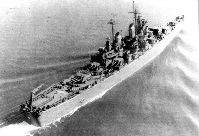 «Колумбус» в заливе Квинси. июнь 1945 г. Крейсер окрашен по схеме Measure 21 NAVY Blue System. На мачтах установлены антенны РЛС SG-2, SG и SK-2. Подобно большинству «Балтиморов», крейсер «Колумбус» построен Бислихэм Стил в Куинси.