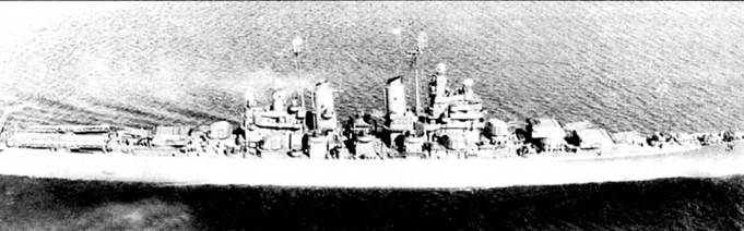 Крейсер «Хелена» (СА-75) медленно циркулирует по заливу Куинси, 3 сентября 1945 г. Крейсер окрашен по схеме Measure 21 NAVY Blue System. Во Второй мировой войне корабль принять участие не успел, но был задействован для обстрела побережья во время войны в Корее. За Корею «Хелена» получила одну благодарность президента США и четыре боевых звезды.