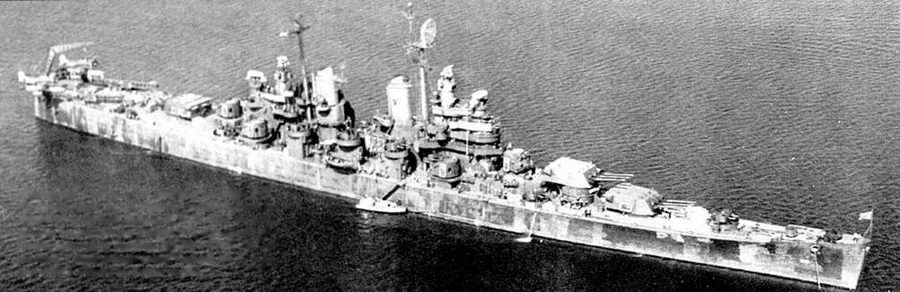 «Бремертон» в заливе Каско, снимок 12 сентября 1945 г. Крейсер окрашен весьма странно — смесь камуфляжа Measure 32 и окраски Measure 21 NAVY Blue. На катапультах — гидросамолеты Кертис SC–I «Сихок». На фок- мачте установлены антенны РЛС SK и URN-3. Во время войны в Корее крейсер входил в состав TF-77, зa Корею корабль получил две боевые звезды.