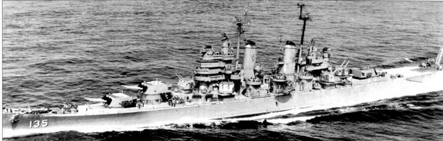 «Лос-Анжелес» (СА-135) у берегов Кореи, 25 августа 1951 г. В этот период крейсер входил в охранение авианосца «Боксер». На корабле сохранены 40-мм зенитные автоматы Бофорс, во время ремонта 1952 г. их заменили зенитками калибра 76,2 мм. Крейсер полностью окрашен в цвет Haze Gray. Бортовой номер нарисован белой краской, под цифры номера черной краской «подложена» тень. «Лос-Анжелес» дважды ходил в походы к берегам Кореи, где получил пять боевых звезд. В 1951 г. «Лос-Анжелес» являлся флагманским кораблем 5-й дивизии крейсеров адмирала Орли Берка, дейстовавшей у корейского побережья. Крейсер оснащен РЛС SK-2, DBM-1, DBM, SPS-6, URN.
