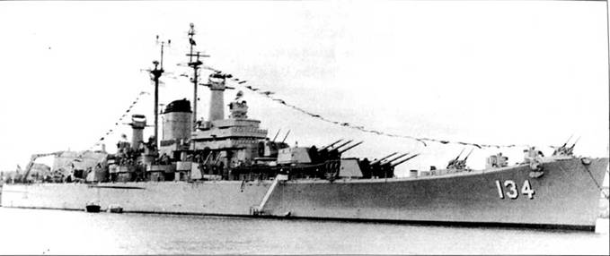 «Де Мойи» (СА-134) стал головным поной серии крейсеров, продолживших линию развития крейсеров типа «Балтимор». Снимок сделан в Гранд-Харборе, Мальта, в 1951 г. Все 40-мм зенитные автоматы заменены зенитками калибра 76,2 мм. «Де Мойн» окрашен по схеме Measure 27, полностью в цвет Haze Gray.