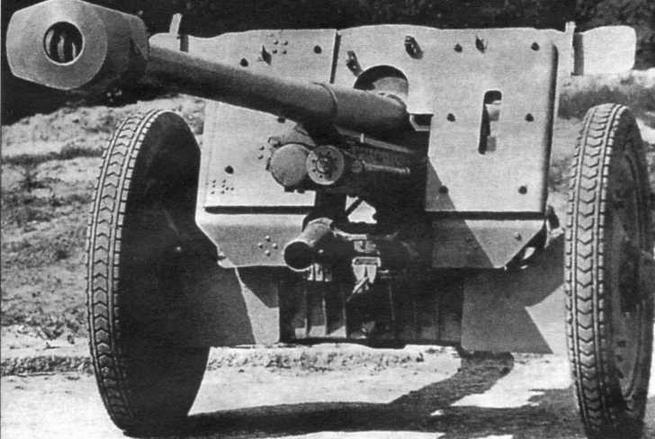 Противотанковая 76-мм пушка Рак 36(r). Обращают на себя внимание дульный тормоз и щит немецкого образца