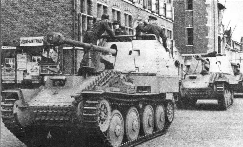Колонна «мардеров» Ausf.M на улице бельгийского городка, 1944 год. Машины поздних выпусков со сварными рубками механиков- водителей