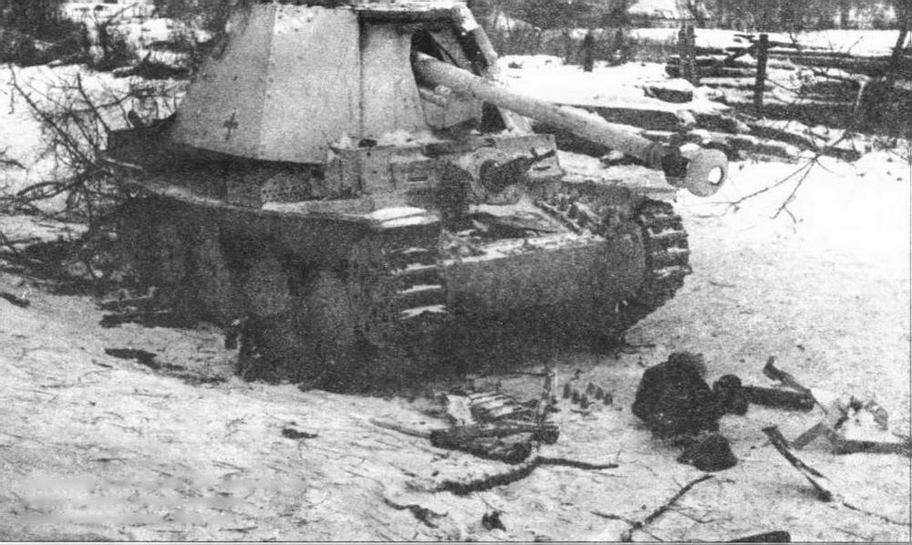Подбитая САУ Sd.Kfz.138 «Мардер III» Ausf.H в белой зимней окраске. Восточный фронт, 1944 год