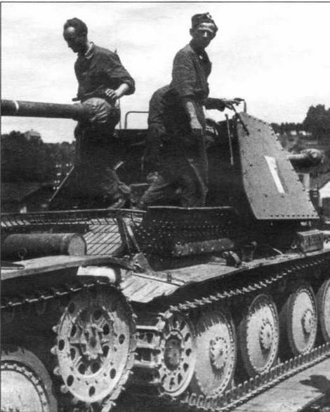 Самоходные установки «Мардер III» Ausf.H с опознавательными знаками чехословацкой армии. Чехословакия, июнь 1945 года