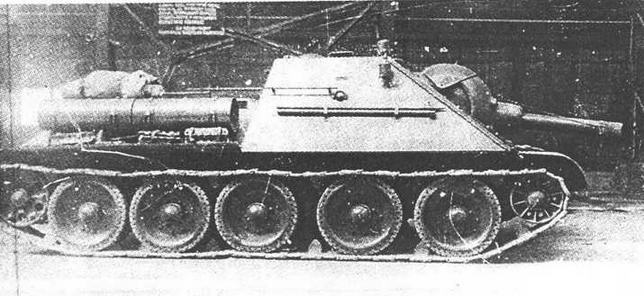 Опытная САУ СУ-122М со 122-мм гаубицей Д-11 в заводском цеху. Апрель 1943 года.