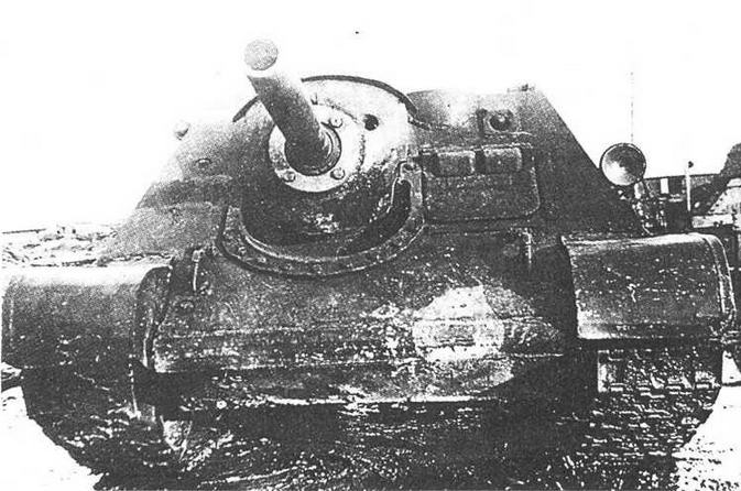 Опытная САУ СУ-122-III со 122-мм гаубицей Д-6 перед испытаниями. Июль 1943 года.