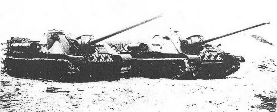 СУ-100 и СУ-85 на полигоне. Зима 1944 года.