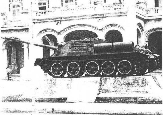 Модернизированная СУ-100, установленная в качестве памятника в Гаване. В Западном полушарии, помимо Кубы, СУ-100 можно увидеть лишь в США, в Музее Абердинского полигона.