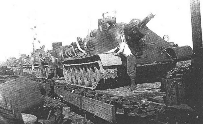 Эшелон с СУ-122 перед отправкой на фронт. Свердловск, июнь 1943 года.