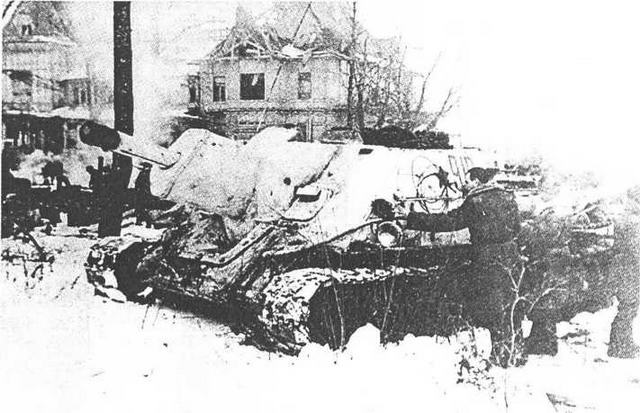 СУ-122 одного из первых <a href='https://arsenal-info.ru/b/book/3099897582/67' target='_self'>самоходно-артиллерийских полков</a>. Волховский фронт, 1943 год.